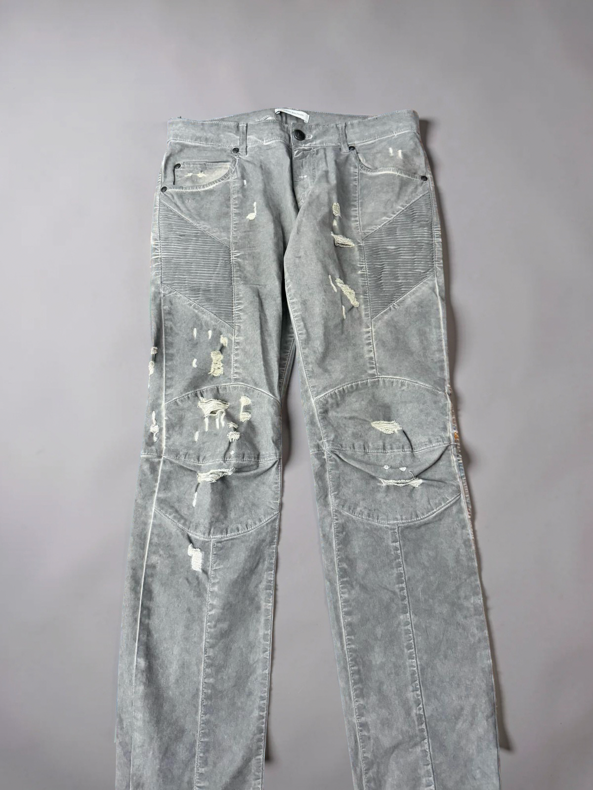 Balmain Biker Jeans
Dirty grey distressed coated