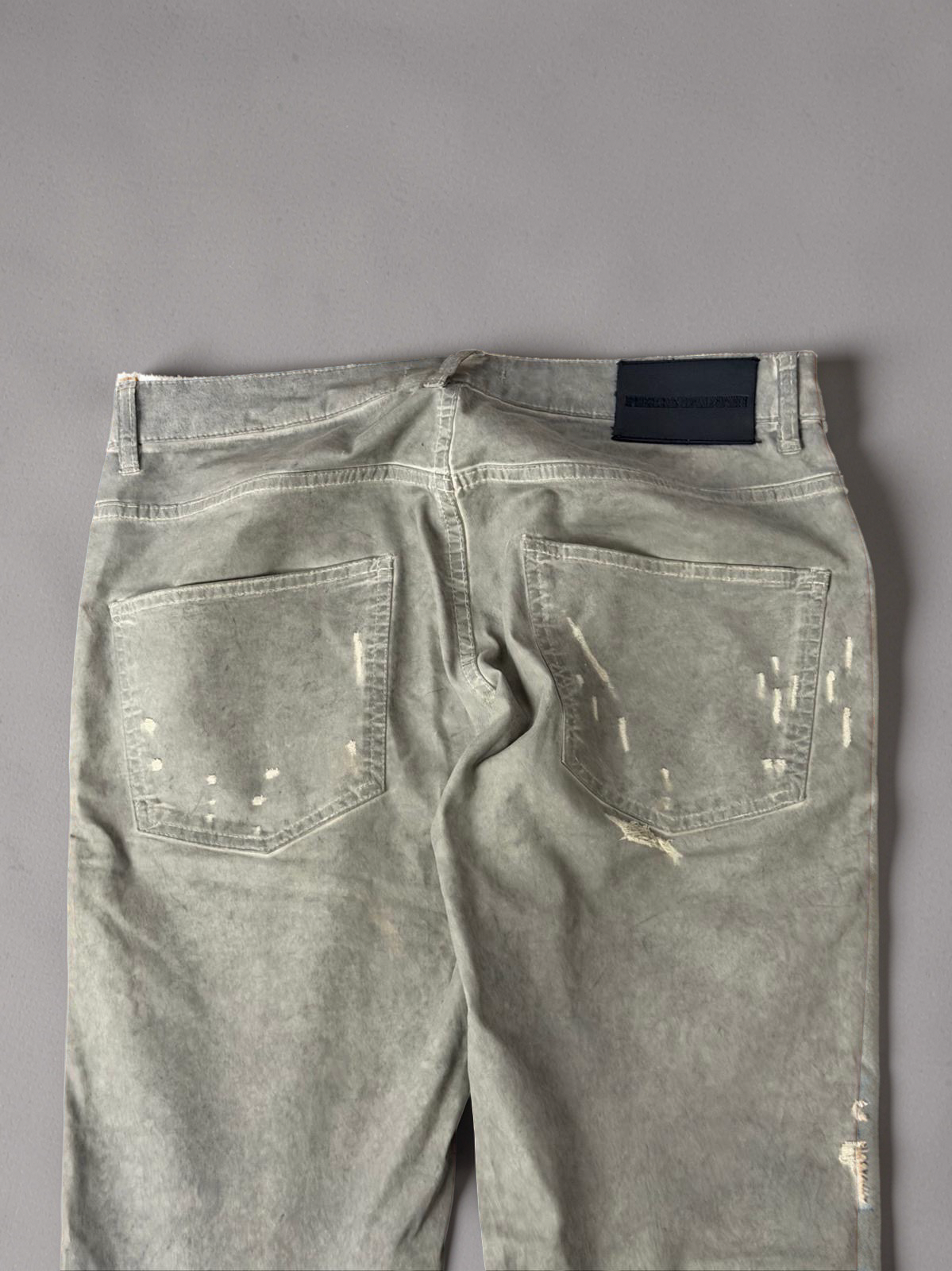 Balmain Biker Jeans
Dirty grey distressed coated